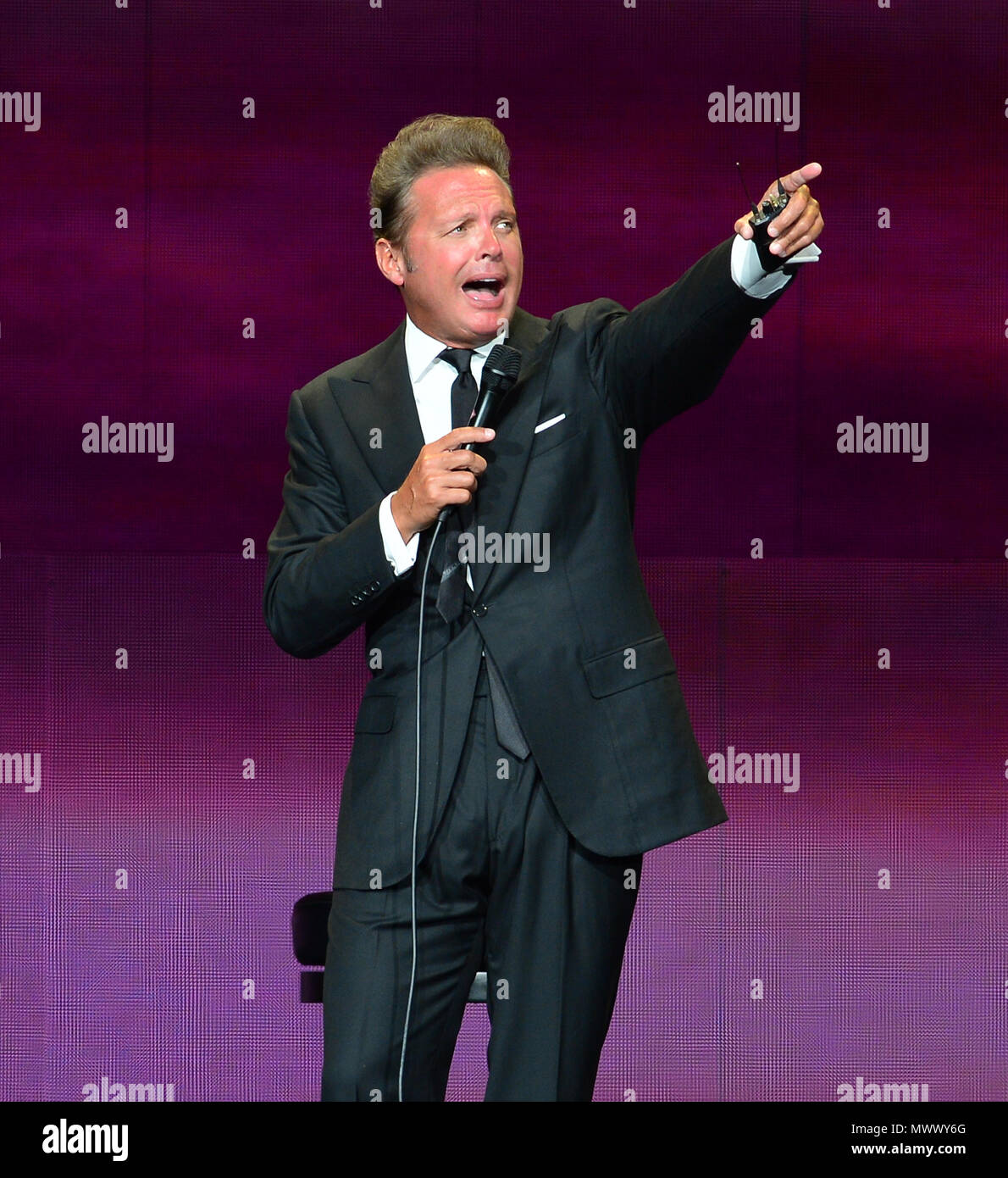 Miami, FL, USA. 01 Juni, 2018. Mexikanische Sänger Luis Miguel führt während einer Show als Teil des "Mexiko por Siempre"-Tour von American Airlines Arena am Juni 01, 2018 in Miami, Florida. Quelle: MPI 10/Media Punch/Alamy leben Nachrichten Stockfoto