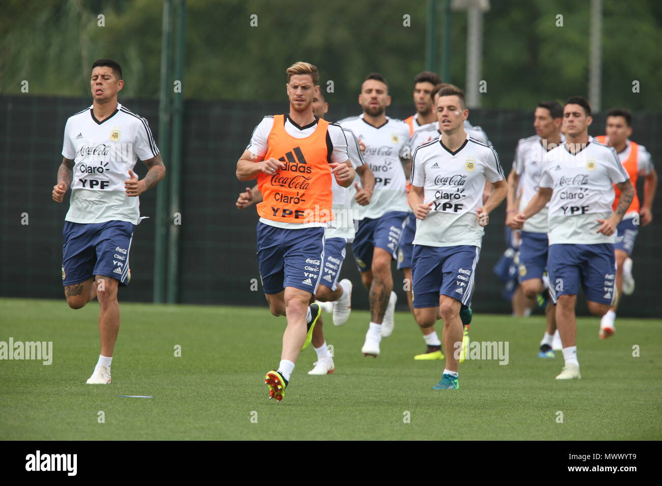 02 Juni 2018, Spanien, Sant Joan Despi: Fußball, argentinisches Team zu einem, das Camp in der Vorbereitung auf die Weltmeisterschaft. Marcos Rojo (L-R), Cristian Ansaldi, Lo Celso und Cristian Pavon. Foto: Cezaro De Luca/dpa Quelle: dpa Picture alliance/Alamy leben Nachrichten Stockfoto