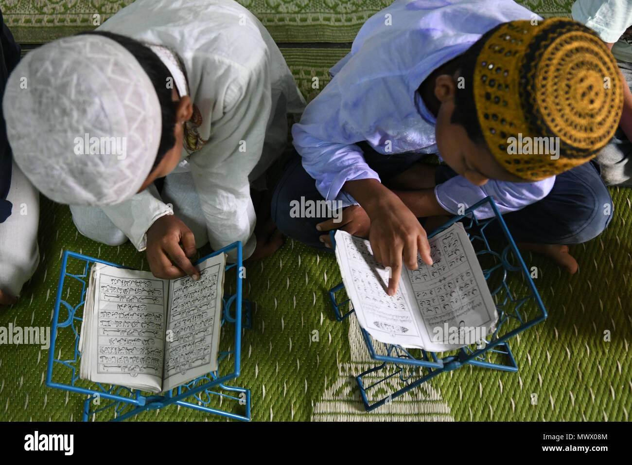 Muslimischen Jungen gesehen der Qur'an zusammen zu lesen. Kinder versammelten sich in einer Madrassa (oder religiöse Schule), während des heiligen Fastenmonats Ramadan, am Stadtrand von Agartala. Stockfoto