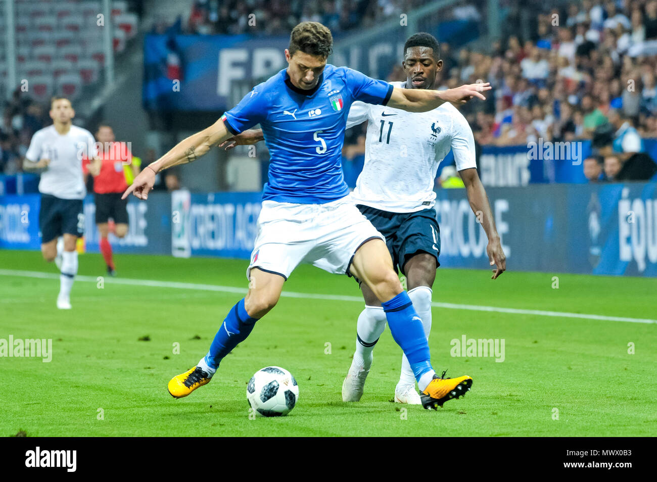 Nizza, Frankreich. 1. Juni 2018. Fußball-Fußball-International freundlich - Frankreich vs Italien - Allianz Riviera, Nizza, Frankreich - 1. Juni 2018 Frankreich Armenian Dembele und Italienischen Mattia Caldara in Aktion Quelle: BTWImages Sport/Alamy leben Nachrichten Stockfoto