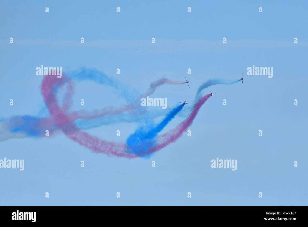 Paignton, Devon, Großbritannien. 2. Juni 2018. UK Wetter. Die roten Pfeile, die Ihre Anzeige in den Badeort Torquay Devon für die torbay Airshow an einem warmen sonnigen Tag. Foto: Graham Jagd-/Alamy leben Nachrichten Stockfoto