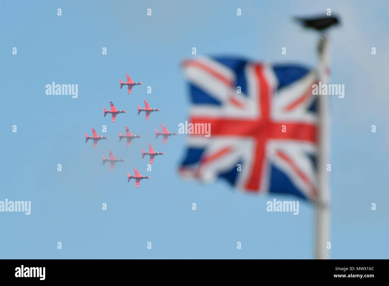 Paignton, Devon, Großbritannien. 2. Juni 2018. UK Wetter. Die roten Pfeile, die Ihre Anzeige in den Badeort Torquay Devon für die torbay Airshow an einem warmen sonnigen Tag. Foto: Graham Jagd-/Alamy leben Nachrichten Stockfoto