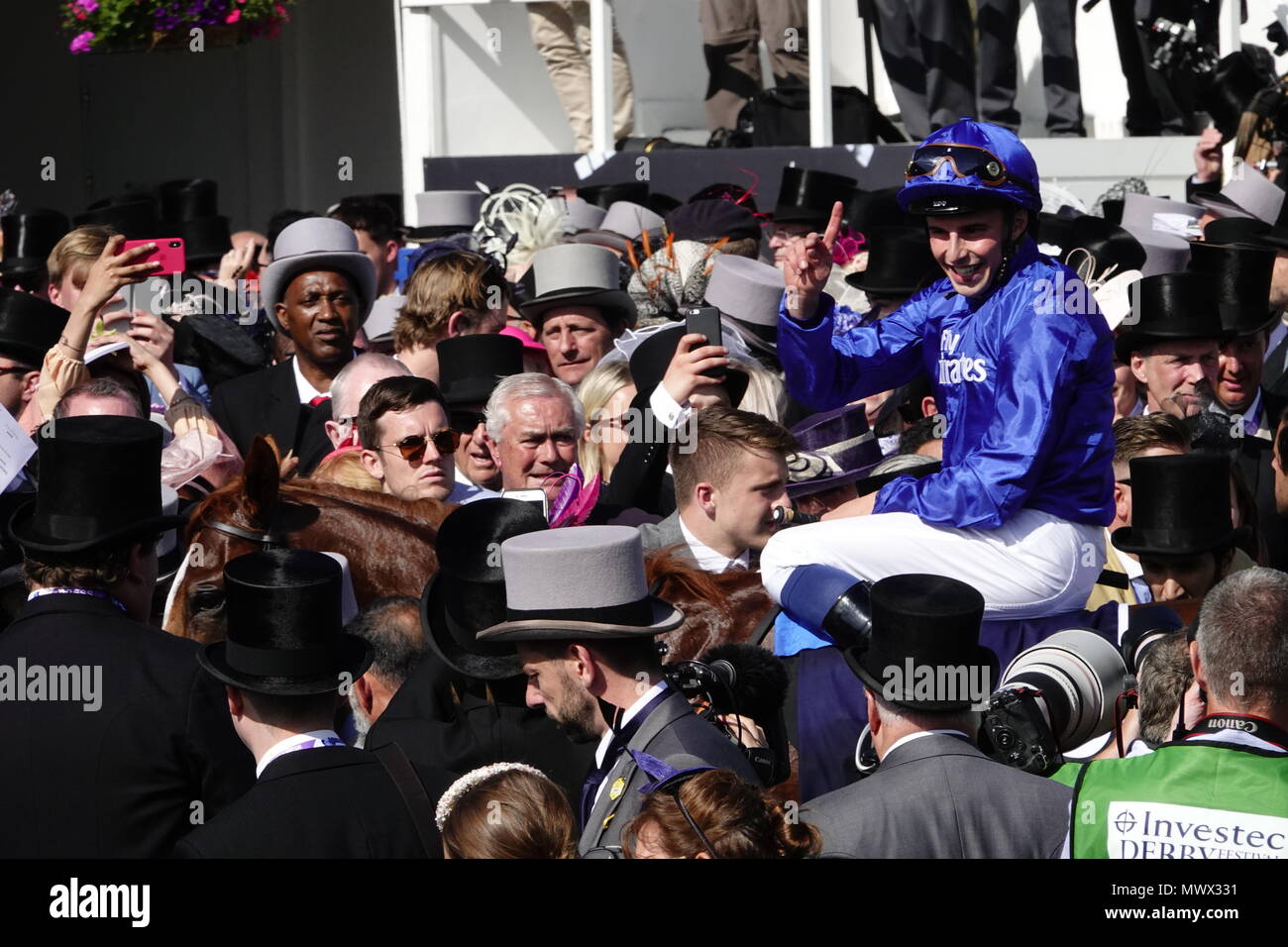 Surrey, Großbritannien. 2. Juni 2018. Masar, riden von William Buick im Besitz von Godolphin gewinnt den Investec Derby auf dem Surrey Downs. Credit: Motofoto/Alamy Live News Credit: Motofoto/Alamy leben Nachrichten Stockfoto