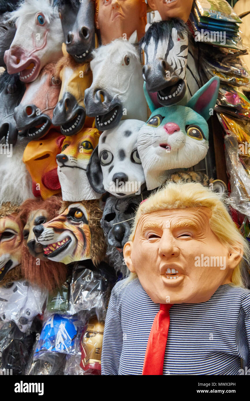 19 März 2018, China, Hong Kong: eine Maske des US-Präsidenten Donald Trump steht zum Verkauf auf einem straßenmarkt an der Stanley Street. - KEINE LEITUNG SERVICE - Foto: Georg Wendt/dpa Stockfoto