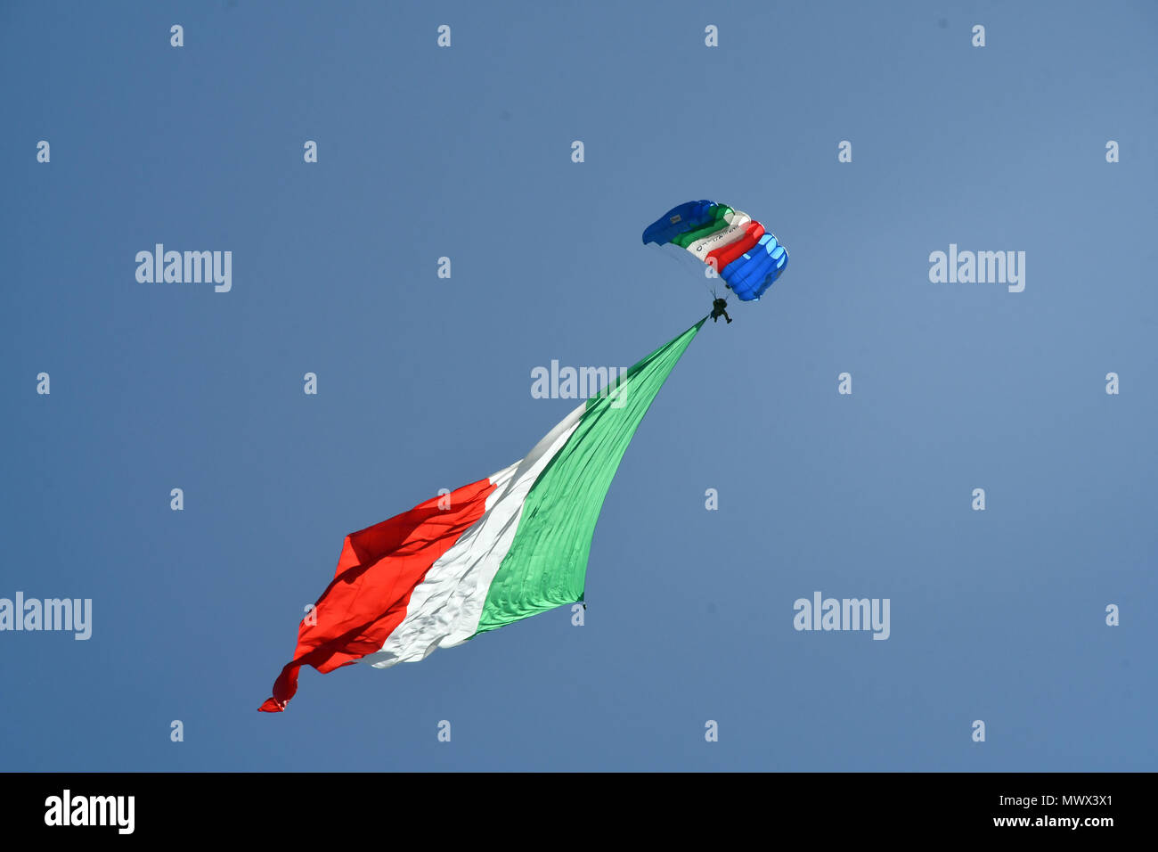 Rom, Italien. 2. Juni 2018. Italienische Republik Urlaub Tribüne Behörde Fallschirmspringer mit der Trikolore Credit: Giuseppe Andidero/Alamy leben Nachrichten Stockfoto