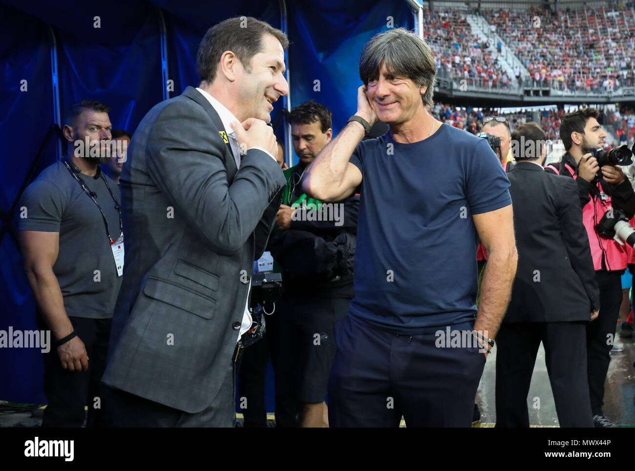 Klagenfurt Osterreich 2 Juni 2018 Fussball International Freundlich Osterreich Vs Deutschland Am Worthersee Stadion Bundestrainer Joachim Low R Und Osterreich Trainer Franco Foda Im Gesprach Foto Christian Charisius Dpacredit Dpa Picture