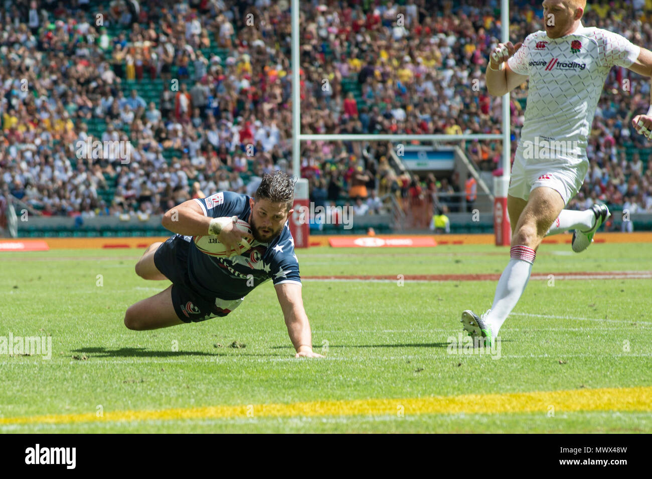 Twickenham, Vereinigtes Königreich, 2. Juni 2018, HSBC London Sevens Serie. Spiel Nr. 16. Pool C Danny Barrett, Tauchgänge in nach unten zu berühren, für die ersten Versuche, während des England vs USA, an der RFU-Stadion, Twickenham, England, © Peter SPURRIER/Alamy Live gespielt Stockfoto