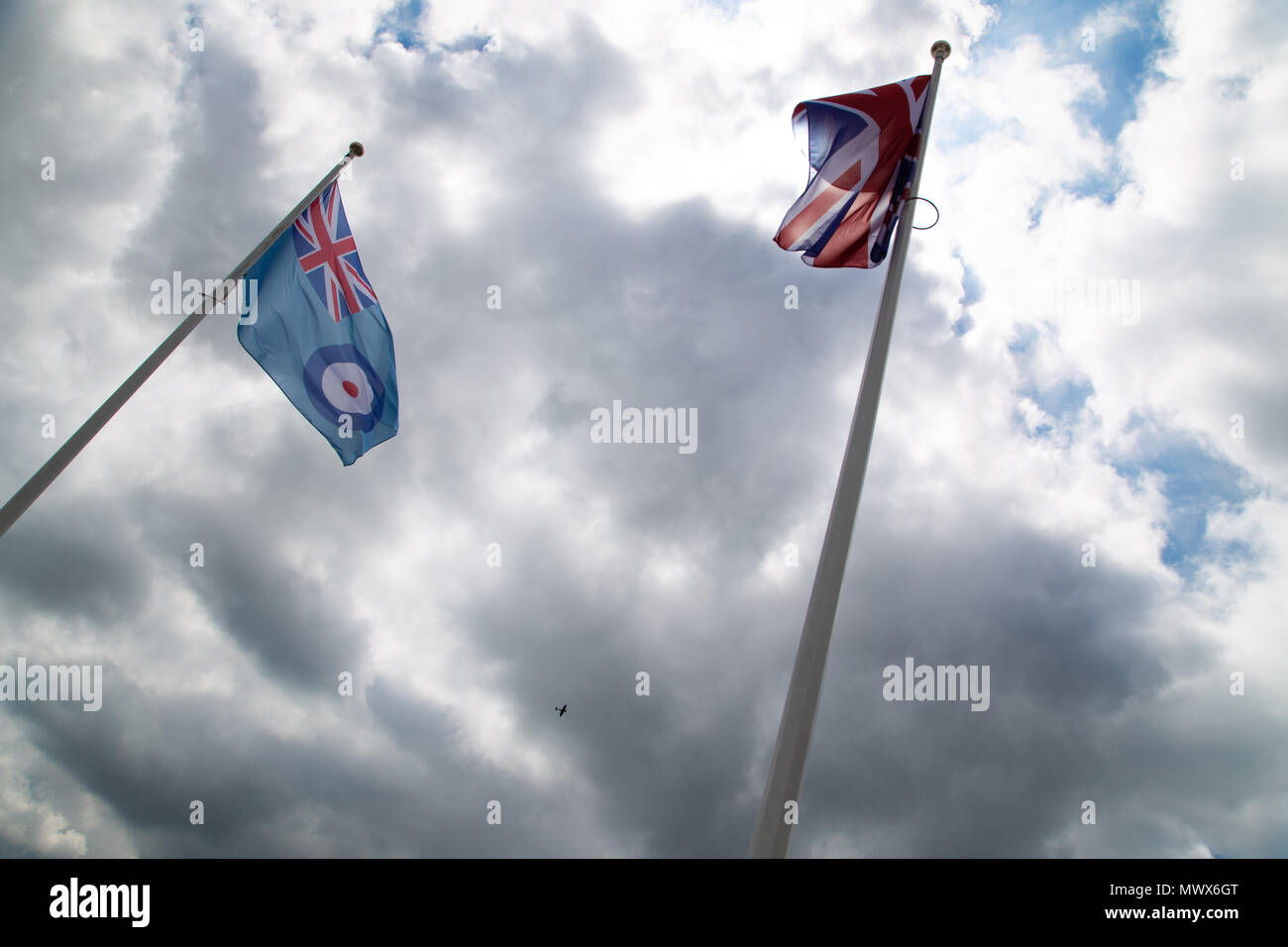 Flughafen Gravesend, Kent, Großbritannien. 2 Jun, 2018. Der Geist von Kent Spitfire fliegt über die alten Gravesend Flughafen als Gedenkstätte Bänken in Kaskaden Freizeitanlage vorgestellt werden. Kredit ein Beck/Alamy Live Credit: Andreas Beck/Alamy leben Nachrichten Stockfoto