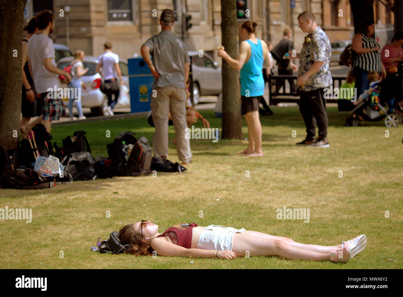 Glasgow, Schottland, Großbritannien, 2. Juni 2018. UK Wetter: Sonnig Sommer Wetter bevor Vorhersagen der Regen wie in der Stadt können Einheimische, Touristen und Taps aff Sommerwetter. Gerard Fähre / alamy Nachrichten Stockfoto