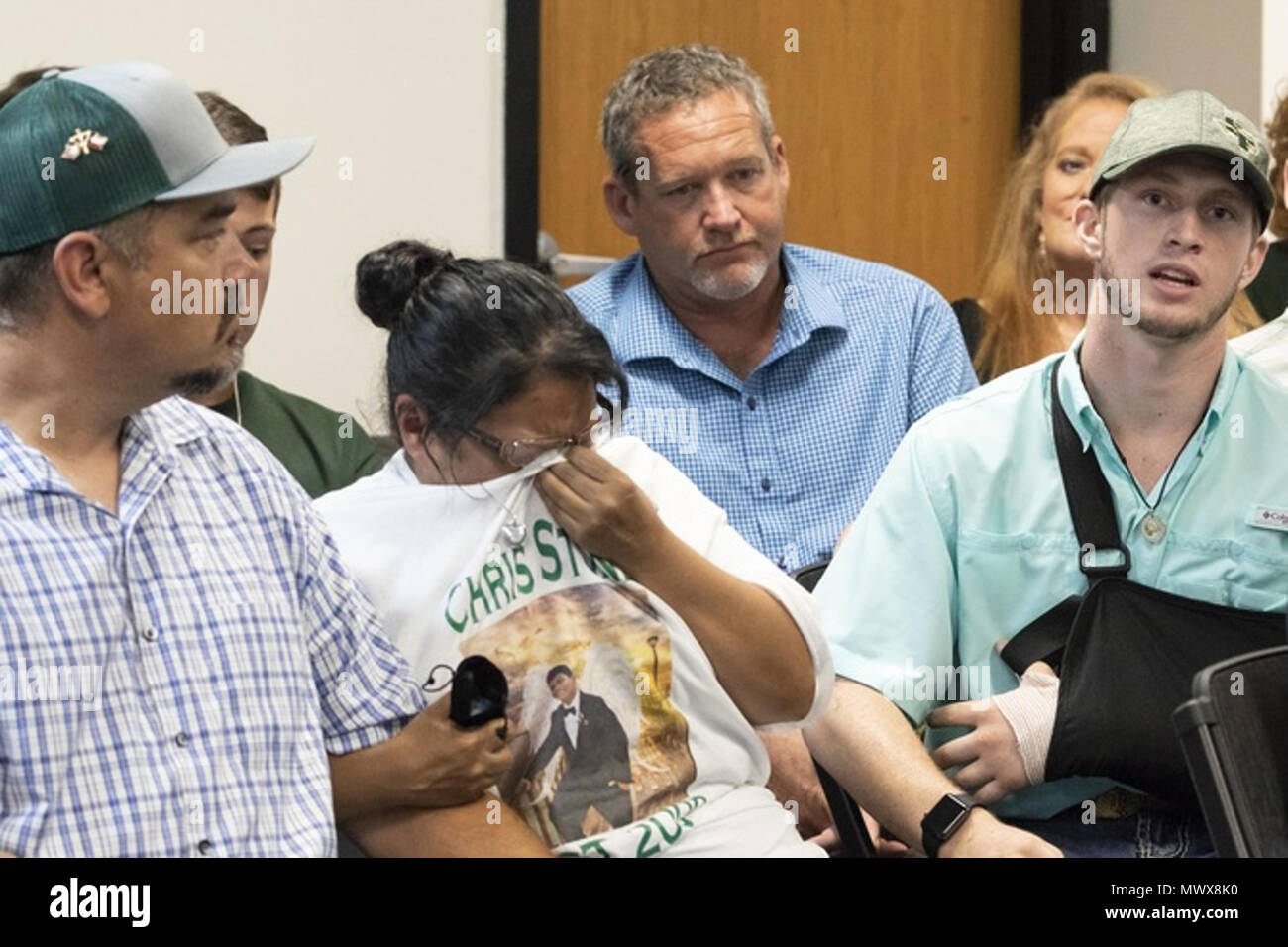 Houston, TX-WOCHE VON MAI 28: Präsident Donald J. Trumpf und Texas reg. Greg Abbott melden Sie Familien und Mitglieder der Gemeinschaft im Gebet Donnerstag, 31. Mai 2018, für diejenigen, die ihr Leben verloren oder wurden in der Mai 18 Santa Fe High School shooting verwundet. Der Besuch des Präsidenten kam es bei einem Stopp auf Ellington Field Joint Mindestreservebasis in Houston auf dem Weg nach Dallas Personen: Stockfoto
