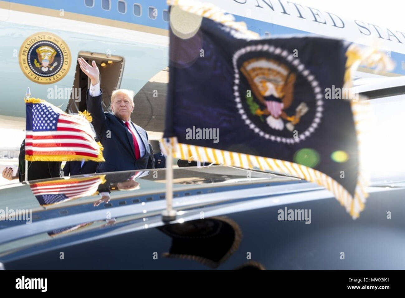 Santa Fe, TX-WOCHE VON MAI 28: Präsident Donald J. Trumpf Wellen bei seiner Ankunft am Flughafen Dallas Love Field, Donnerstag, Mai 31, 2018, Dallas, TX, wo Präsident Trump geplant ist mit Anhängern zu treffen. Früh am Tag Präsident Trumpf, die von Texas reg. Greg Abbott, Besucht mit Familien und Mitglieder der Gemeinschaft, die durch die jüngsten Schießen auf Santa Fe High School in Santa Fe betroffen, TX Personen: Präsident Donald J. Trumpf Stockfoto