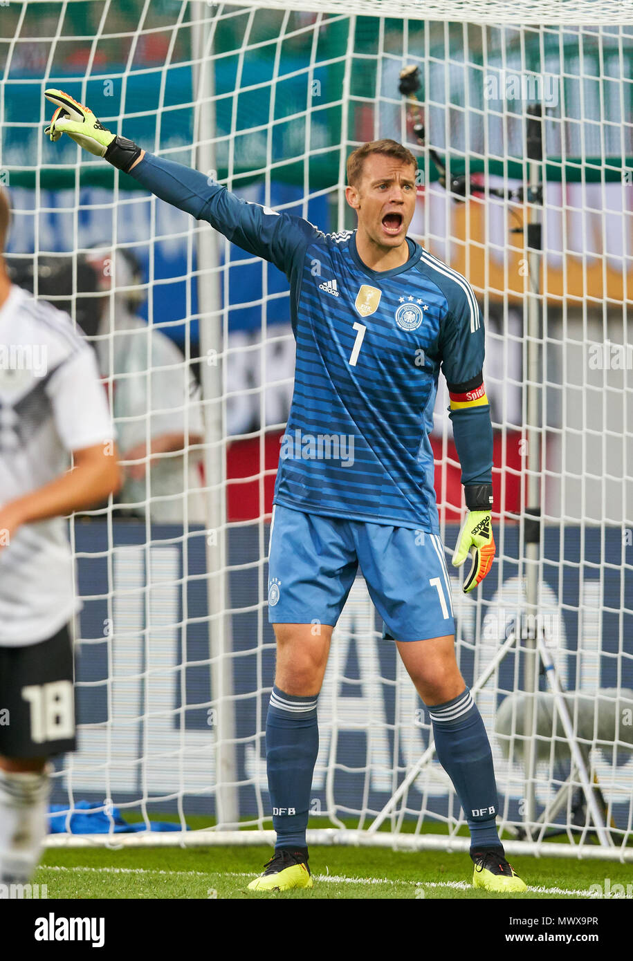 Klagenfurt, Deutschland. 2 Jun, 2018. Strecken zwischen Österreich und Deutschland, Fußball, Klagenfurt, Juni 02, 2018 Manuel Neuer, DFB 1 goalie Gestikuliert und erteilen Anweisungen, Aktion, Bild, Geste, Gestik, Bewegung, zeigen, interpretieren, Mimik, ÖSTERREICH - DEUTSCHLAND 2-1 Fußball Freundschaftsspiel, Klagenfurt, Österreich, Juni 02, 2018, Saison 2017/2018 © Peter Schatz/Alamy leben Nachrichten Stockfoto