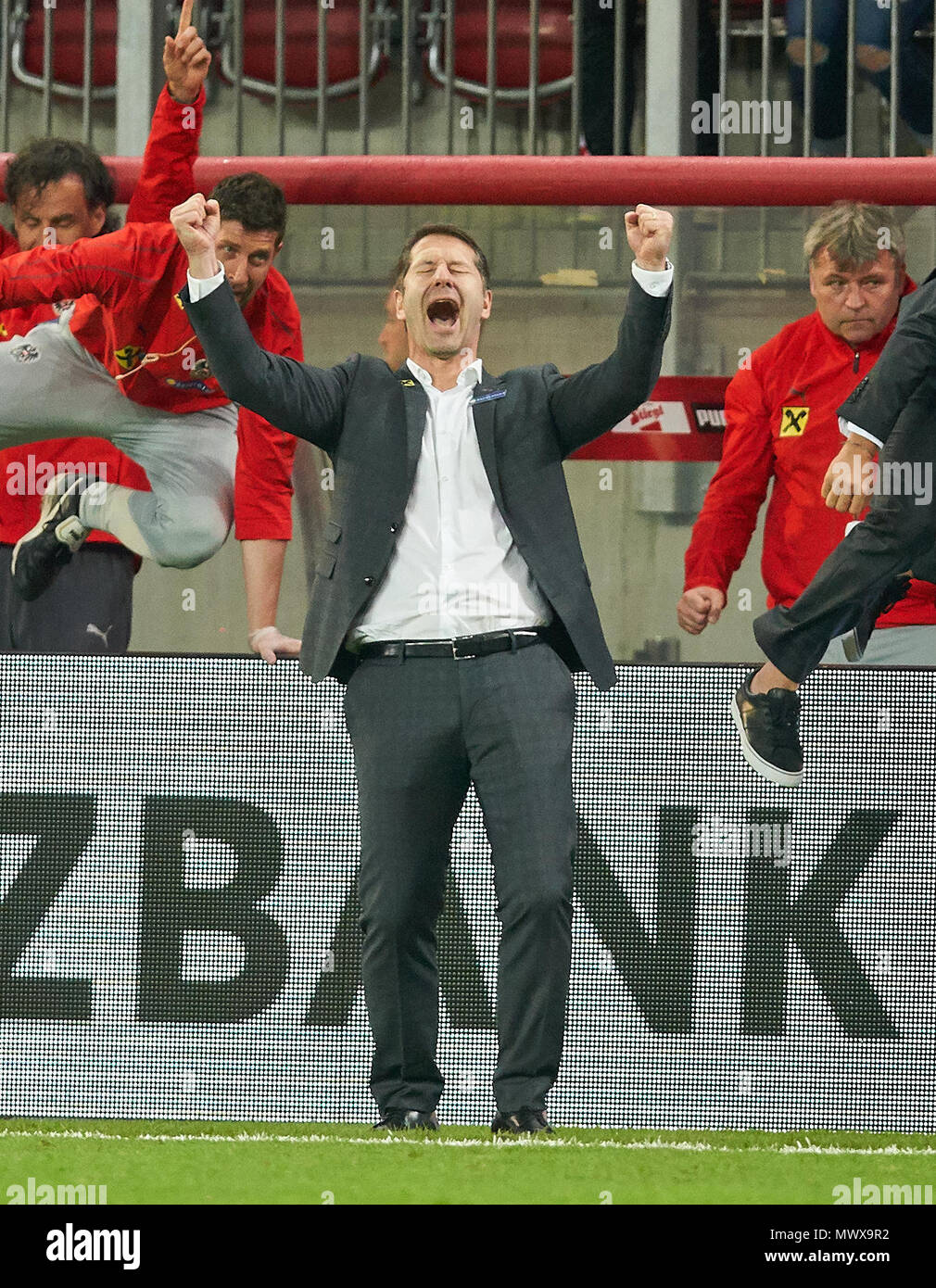 Klagenfurt, Deutschland. 2 Jun, 2018. Strecken zwischen Österreich und Deutschland, Fußball, Klagenfurt, Juni 02, 2018 Franco Foda, Coach AUT feiert den Sieg, Jubeln, Freude, Emotionen, feiern, lachen, Jubeln, Jubeln, reißt die Arme, ballte die Faust, ÖSTERREICH - DEUTSCHLAND 2-1 Fußball Freundschaftsspiel, Klagenfurt, Österreich, Juni 02, 2018, Saison 2017/2018 © Peter Schatz/Alamy leben Nachrichten Stockfoto