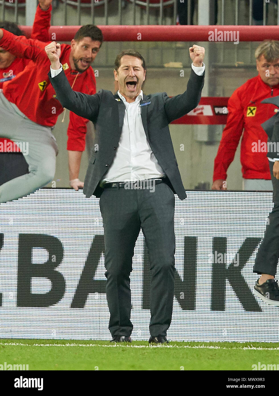 Klagenfurt, Deutschland. 2 Jun, 2018. Strecken zwischen Österreich und Deutschland, Fußball, Klagenfurt, Juni 02, 2018 Franco Foda, Coach AUT feiert den Sieg, Jubeln, Freude, Emotionen, feiern, lachen, Jubeln, Jubeln, reißt die Arme, ballte die Faust, ÖSTERREICH - DEUTSCHLAND 2-1 Fußball Freundschaftsspiel, Klagenfurt, Österreich, Juni 02, 2018, Saison 2017/2018 © Peter Schatz/Alamy leben Nachrichten Stockfoto