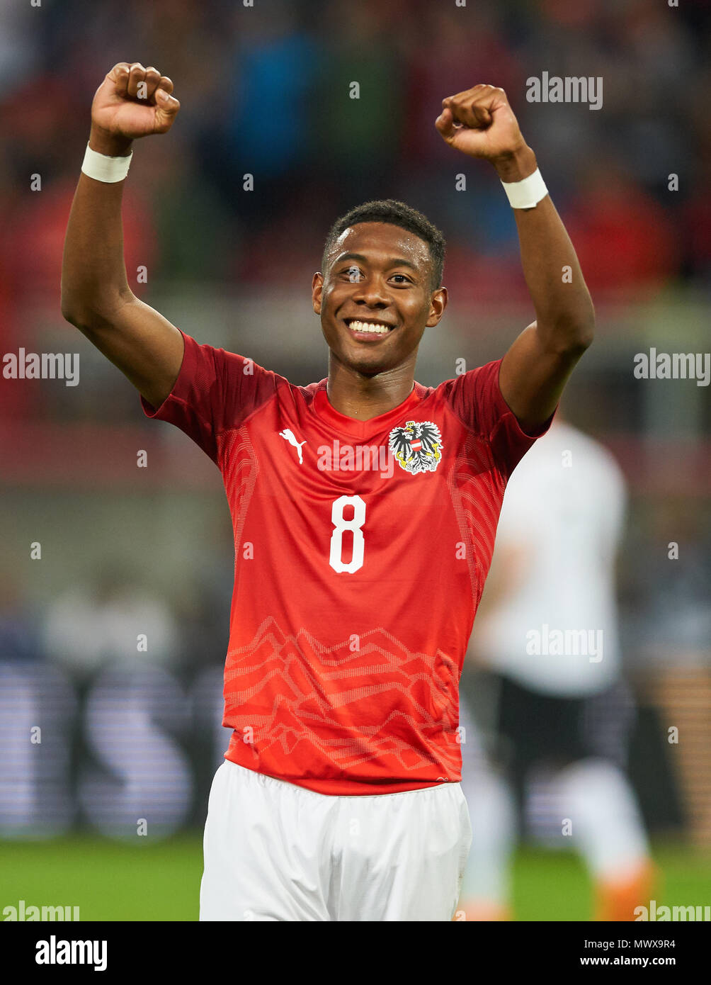 Klagenfurt, Deutschland. 2 Jun, 2018. Strecken zwischen Österreich und Deutschland, Fußball, Klagenfurt, Juni 02, 2018 David Alaba, AUT 8 feiert den Sieg, Jubeln, Freude, Emotionen, feiern, lachen, Jubeln, Jubeln, reißt die Arme, ballte die Faust, ÖSTERREICH - DEUTSCHLAND 2-1 Fußball Freundschaftsspiel, Klagenfurt, Österreich, Juni 02, 2018, Saison 2017/2018 © Peter Schatz/Alamy leben Nachrichten Stockfoto