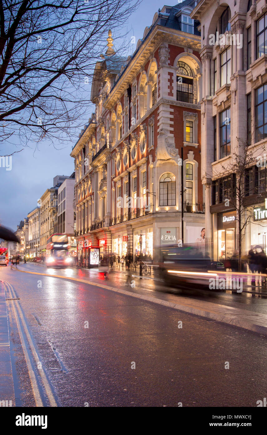 Verregneten Dämmerung auf der Oxford Street, London, England, Vereinigtes Königreich, Europa Stockfoto