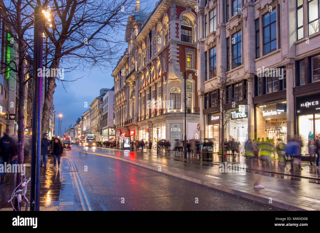 Verregneten Dämmerung auf der Oxford Street, London, England, Vereinigtes Königreich, Europa Stockfoto