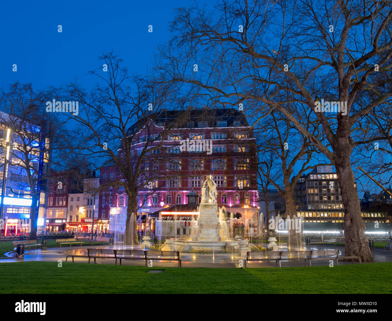 In der Dämmerung saniert Leicester Square, London, England, Vereinigtes Königreich, Europa Stockfoto