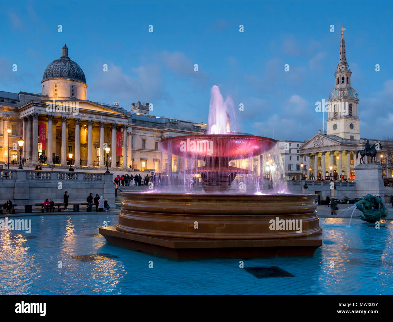 Trafalgar Square Brunnen in der Dämmerung und der National Gallery, London, England, Vereinigtes Königreich, Europa Stockfoto