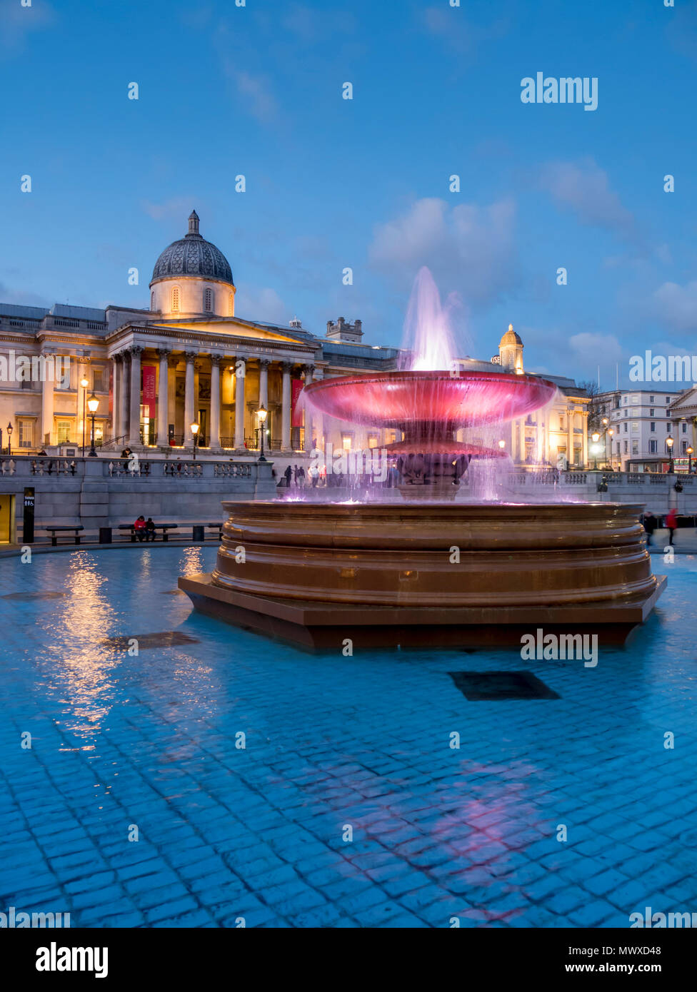 Trafalgar Square Brunnen in der Dämmerung und der National Gallery, London, England, Vereinigtes Königreich, Europa Stockfoto