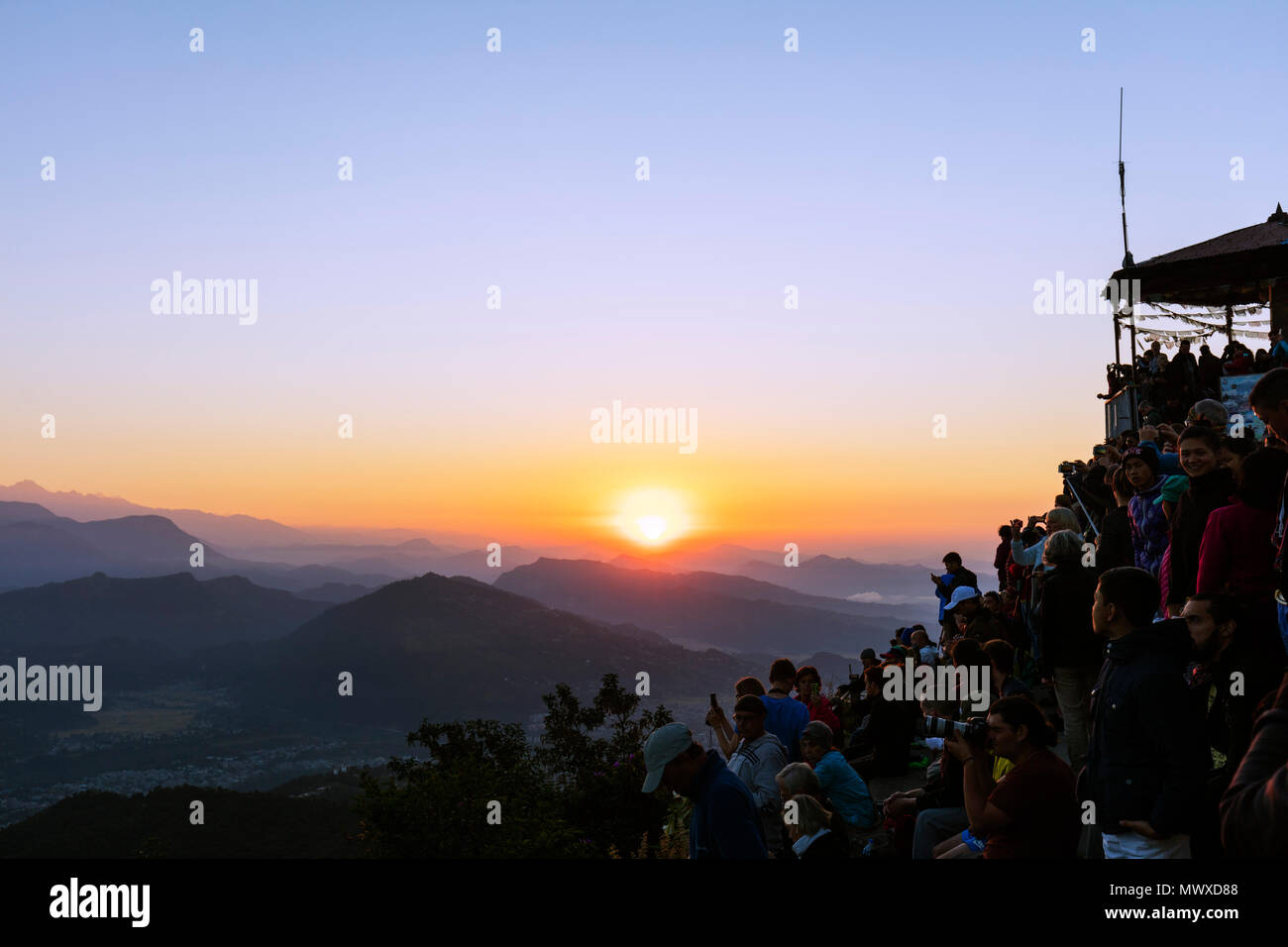 Touristen beobachten Sonnenaufgang von Sarangkot, Pokhara, Nepal, Asien Stockfoto