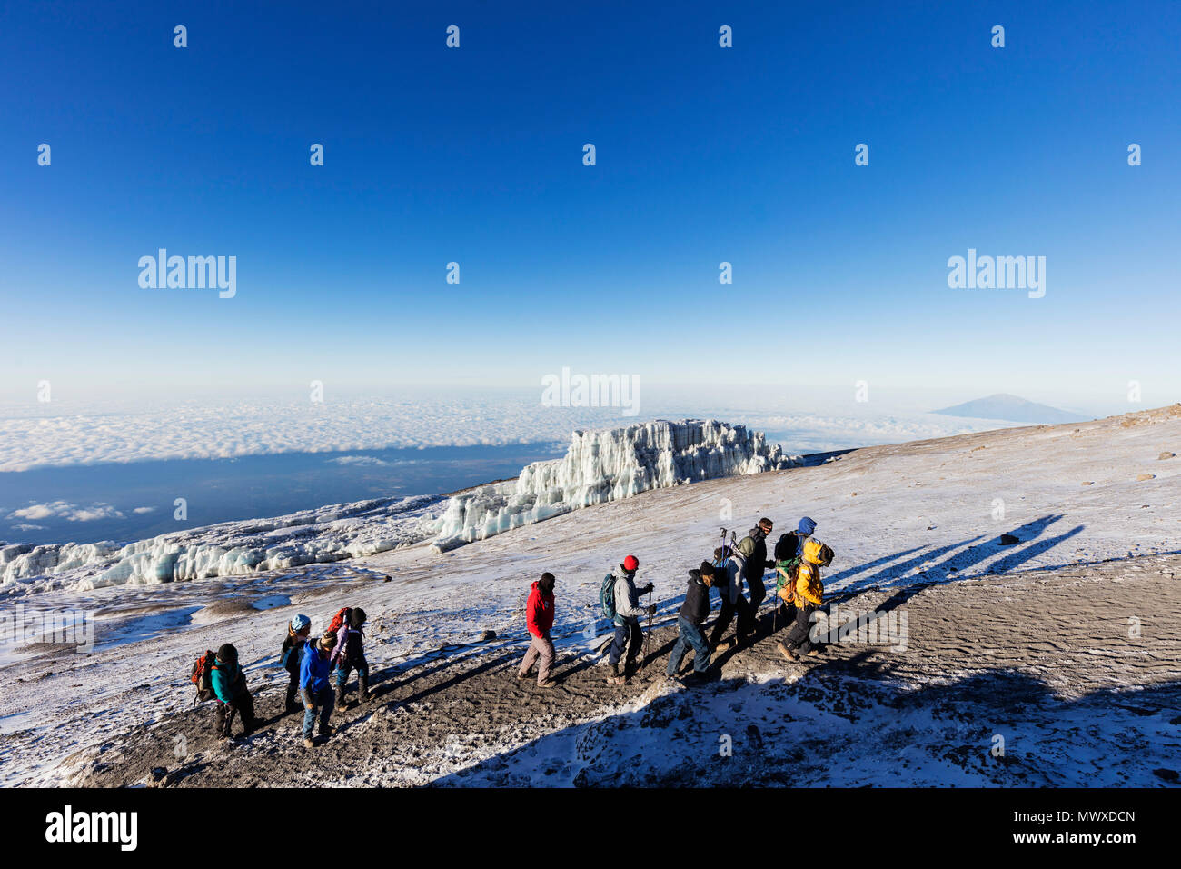 Kletterer in der Nähe der Gipfel und Zurückweichenden Gletscher des Mount Kilimanjaro, Kilimanjaro Nationalpark, UNESCO, Tansania, Ostafrika, Südafrika Stockfoto