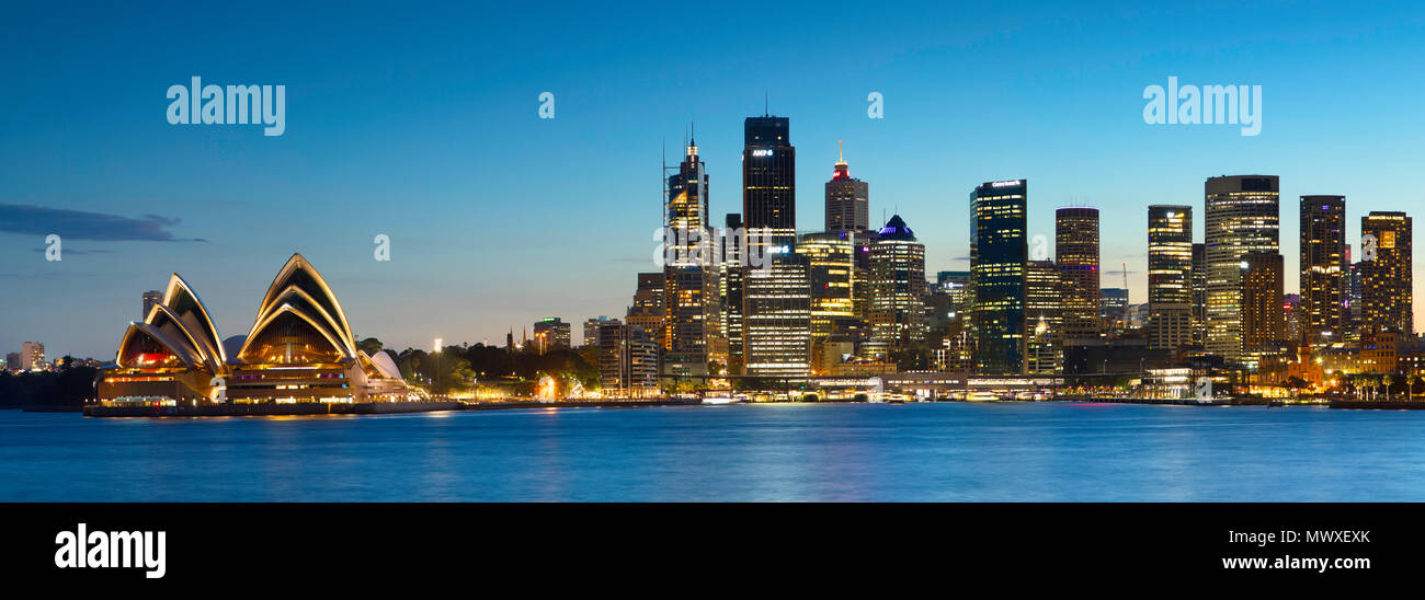 Sydney Opera House und die Skyline in der Dämmerung, Sydney, New South Wales, Australien, Pazifik Stockfoto