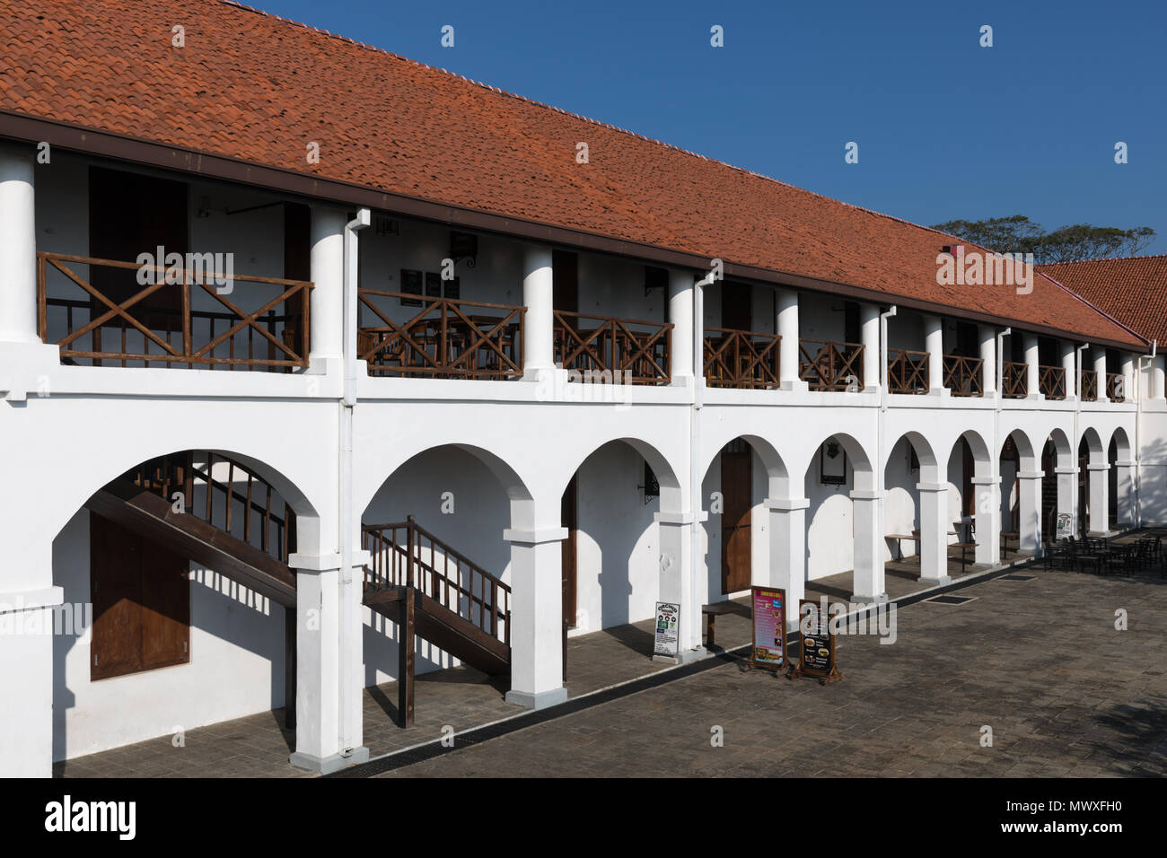 Das alte Krankenhaus Gebäude, jetzt ein neues Einkaufszentrum in Galle  Fort, Sri Lanka, Asien Stockfotografie - Alamy