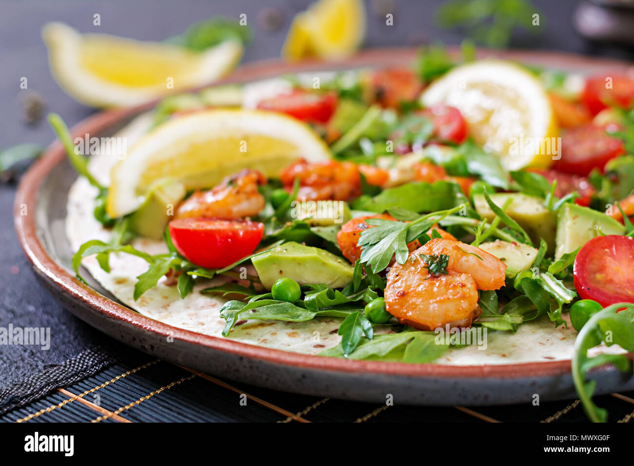 Garnelen tortilla Tacos offenes Gesicht Wrap mit frischem Gemüse. Gesundes Essen. Mexikanisches Essen. Stockfoto