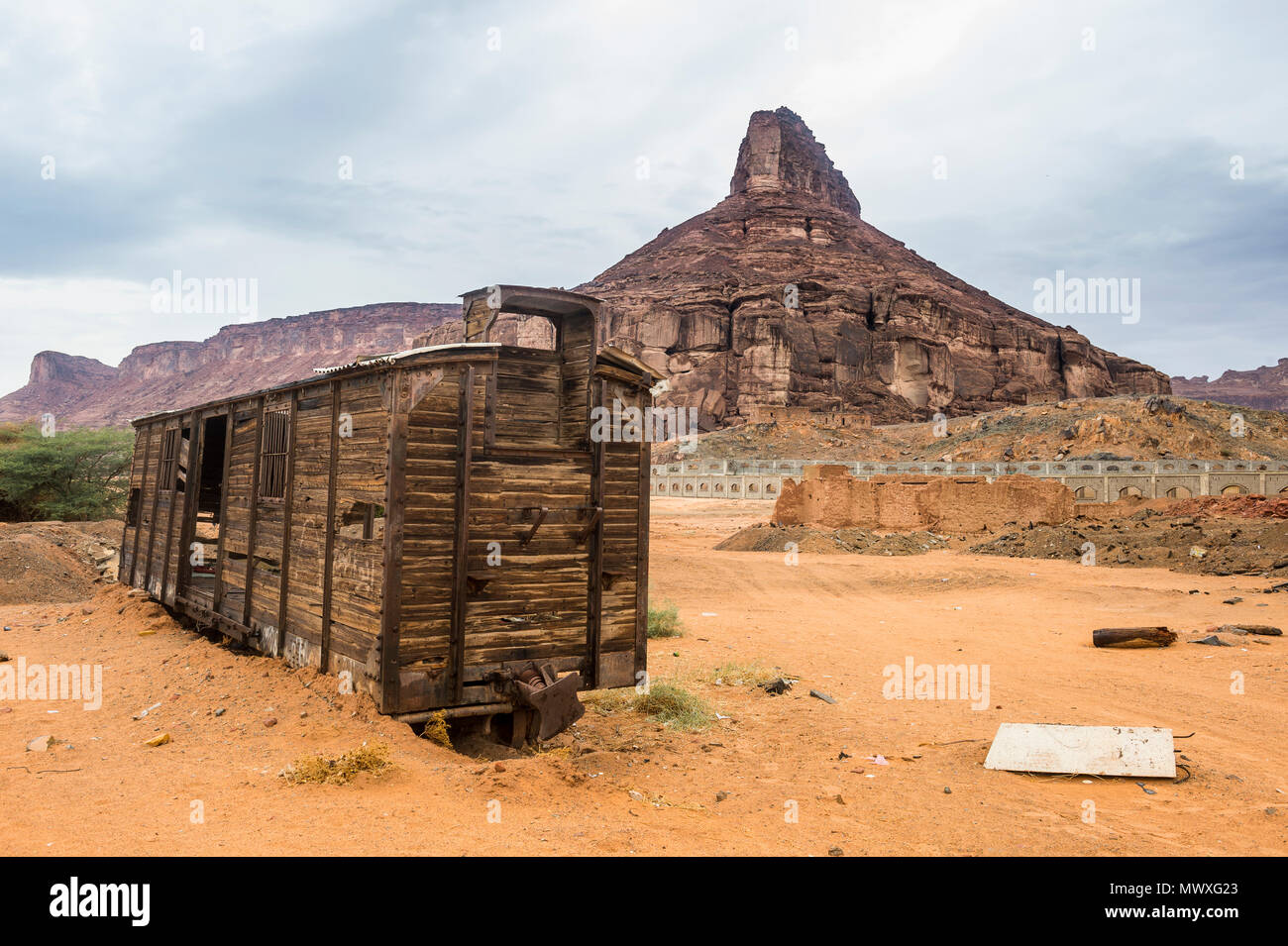 Alte Wagen im Sand, Hijaz railway station, Al Ula, Saudi-Arabien, Naher Osten Stockfoto