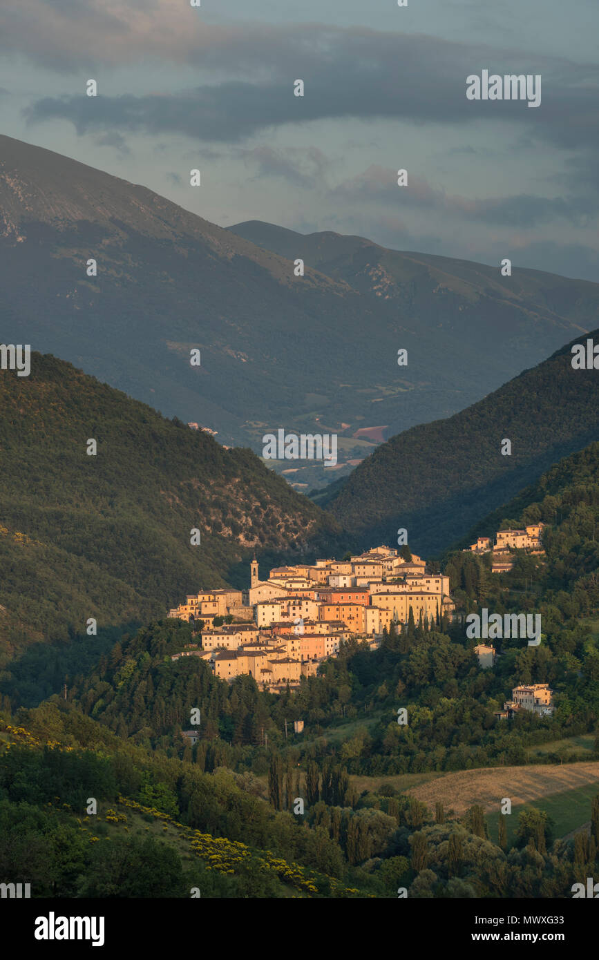 Blick auf das Dorf Preci bei Sonnenuntergang, Valnerina, Umbrien, Italien, Europa Stockfoto