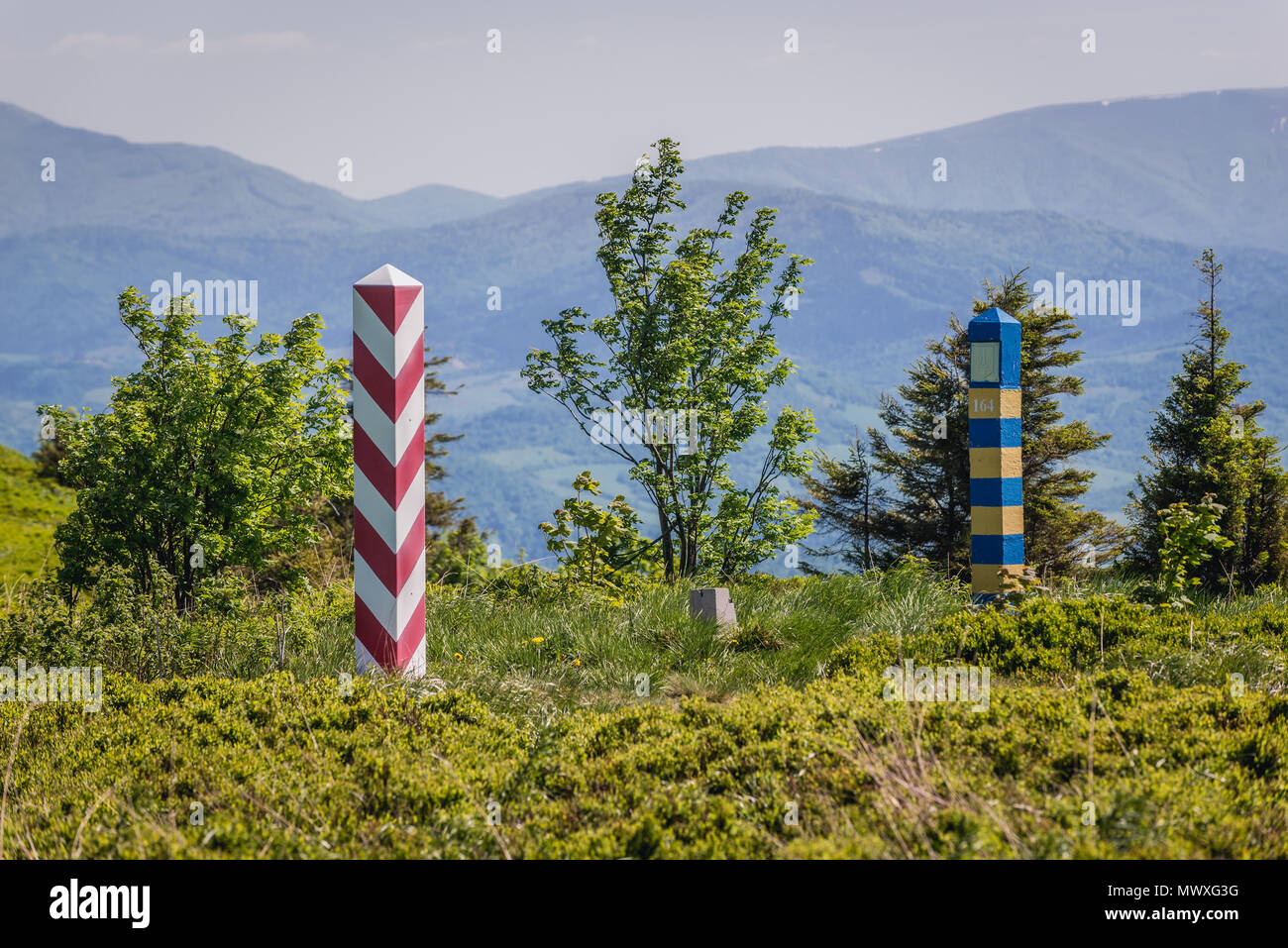 Markierungen auf Polish-Ukraine Grenze auf Bukowska Mountain Pass in den Westlichen Bieszczady-gebirge in Polen Stockfoto