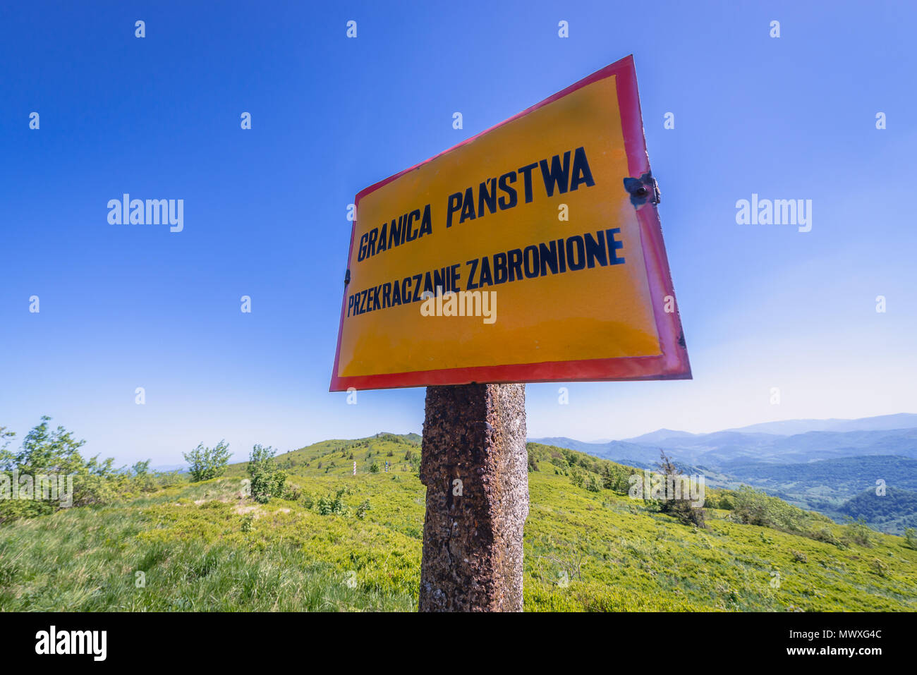 Die Staatsgrenze. Kreuzung ist verboten - Zeichen auf Polish-Ukraine Grenze auf Bukowska Mountain Pass in den Westlichen Bieszczady-gebirge in Polen Stockfoto