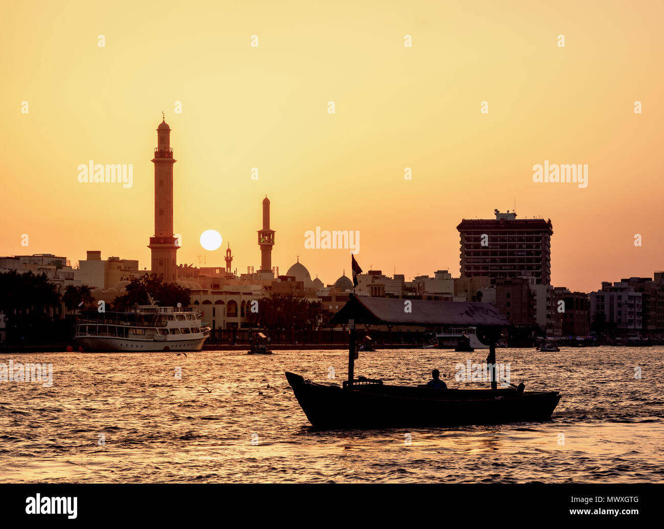 Abra Bootsfahrt bei Sonnenuntergang auf dem Dubai Creek, Dubai, Vereinigte Arabische Emirate, Naher Osten Stockfoto