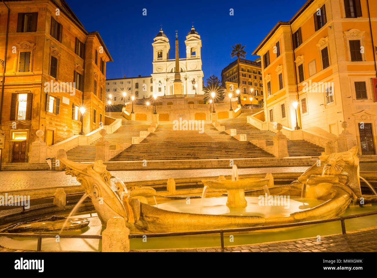 Fontana della Barcaccia vor der Spanischen Treppe an der Piazza di Spagna in der Morgendämmerung, Rom, Latium, Italien, Europa Stockfoto