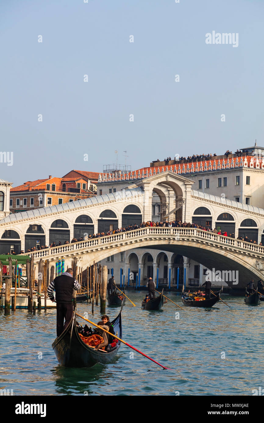 Gondel an der Rialto Brücke, Venedig, UNESCO-Weltkulturerbe, Venetien, Italien, Europa Stockfoto