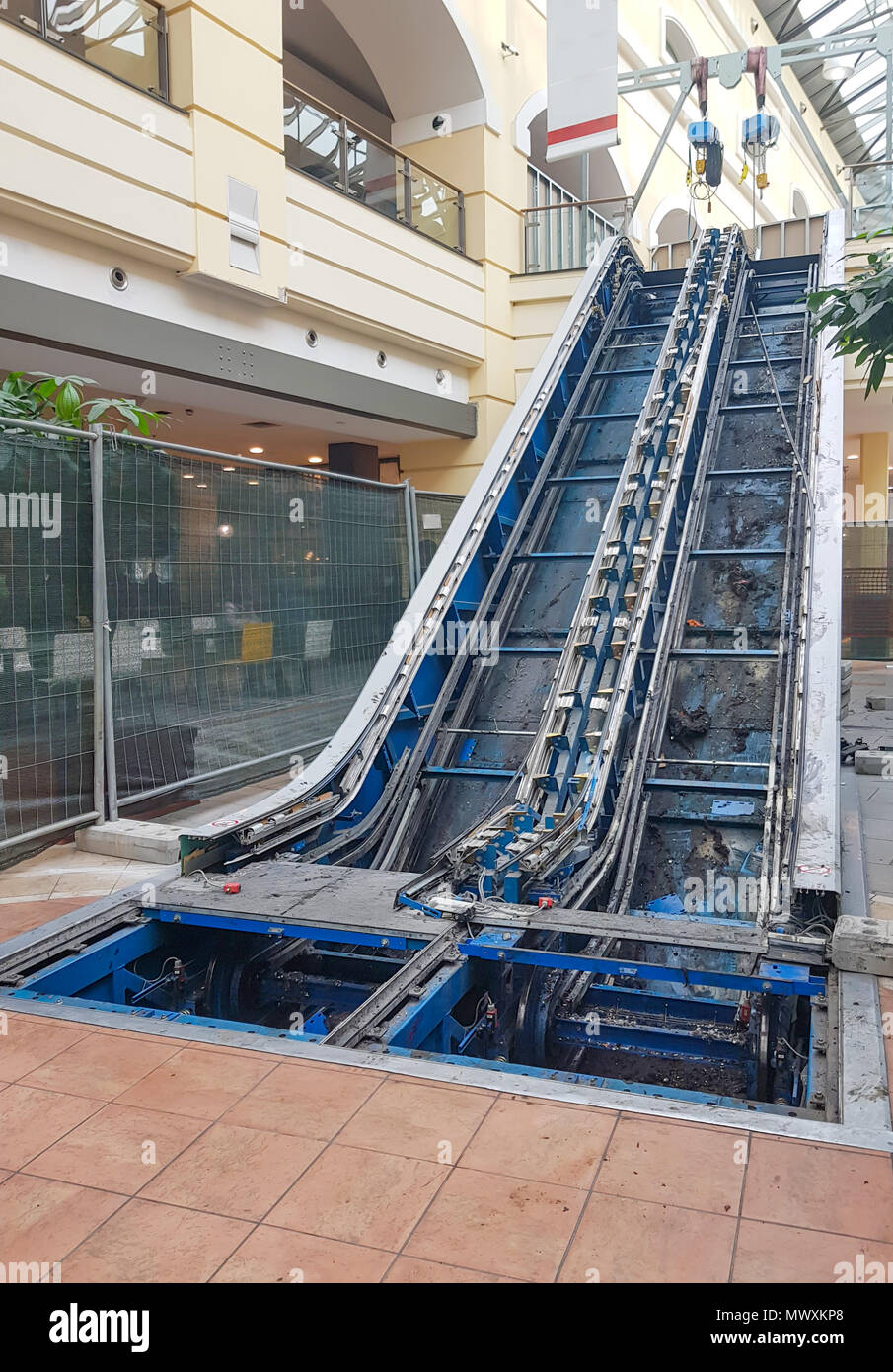 Reparatur Rolltreppe Wartung in der Shopping Mall, installiert Rolltreppe in Shopping Center. Stockfoto