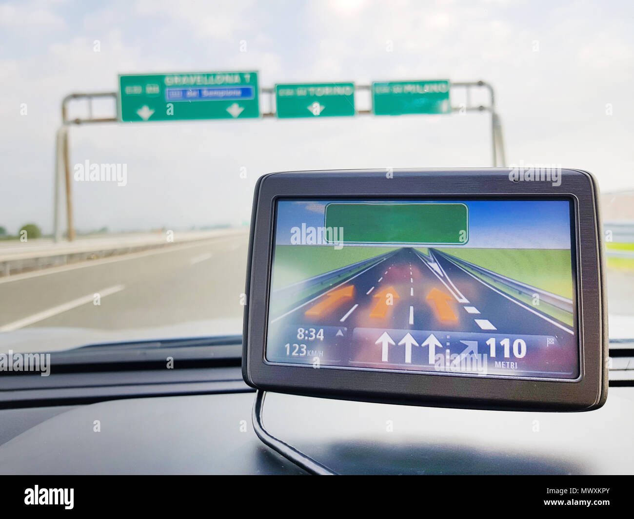 Travel Concept mit GPS, Navigation im Auto, auf der Straße in den natürlichen Hintergrund, (Global Positioning System) Stockfoto
