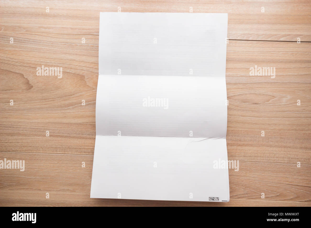 Ansicht von oben, Weiß Vorlage Papier und Platz für Text auf Holz- Hintergrund Stockfoto