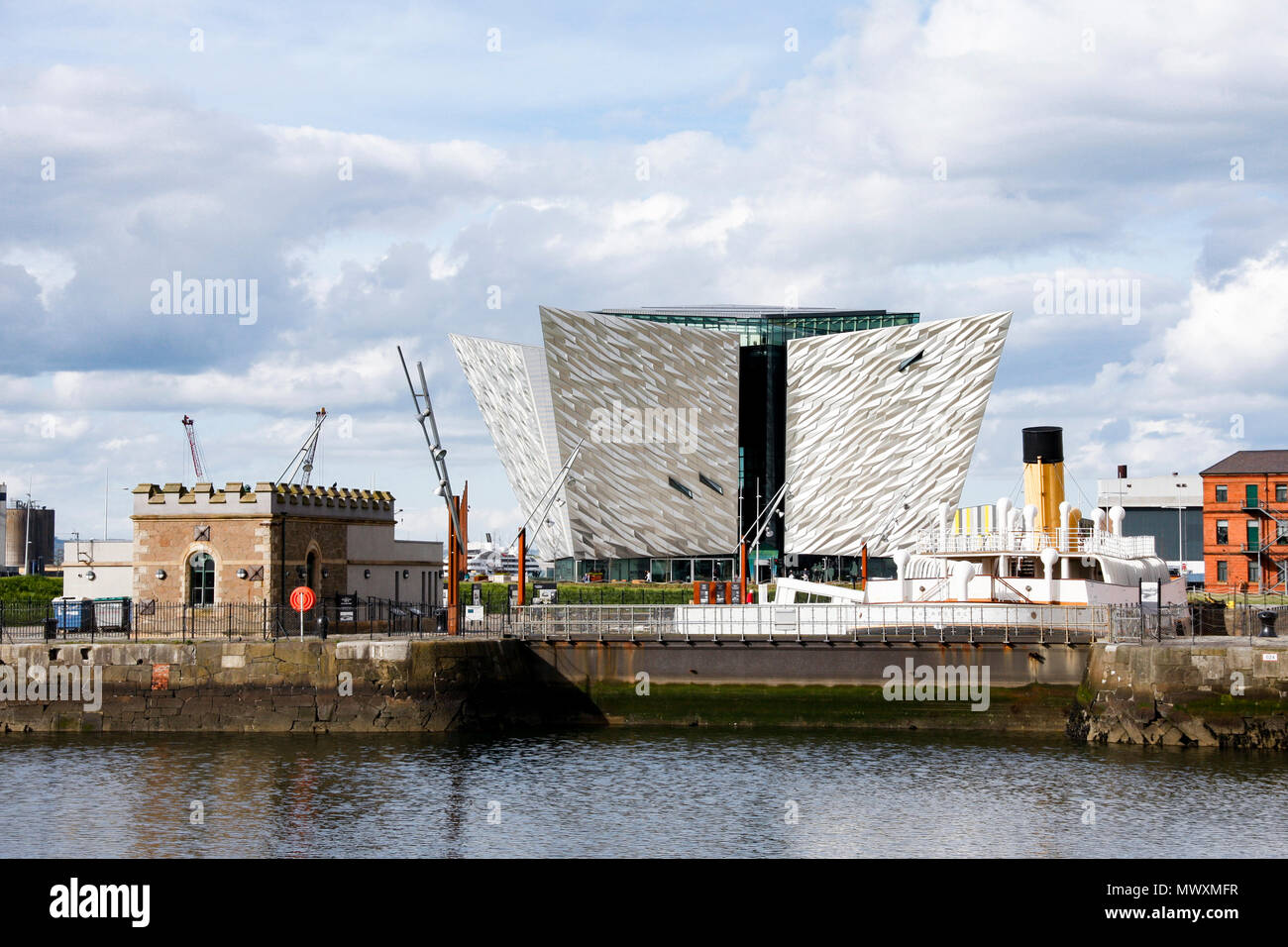 Blick auf die Titanic Quarter in Belfast, Nordirland einschließlich der Titanic Belfast Museum, vor kurzem genannt die Weltweit führende touristische Attraktion Stockfoto