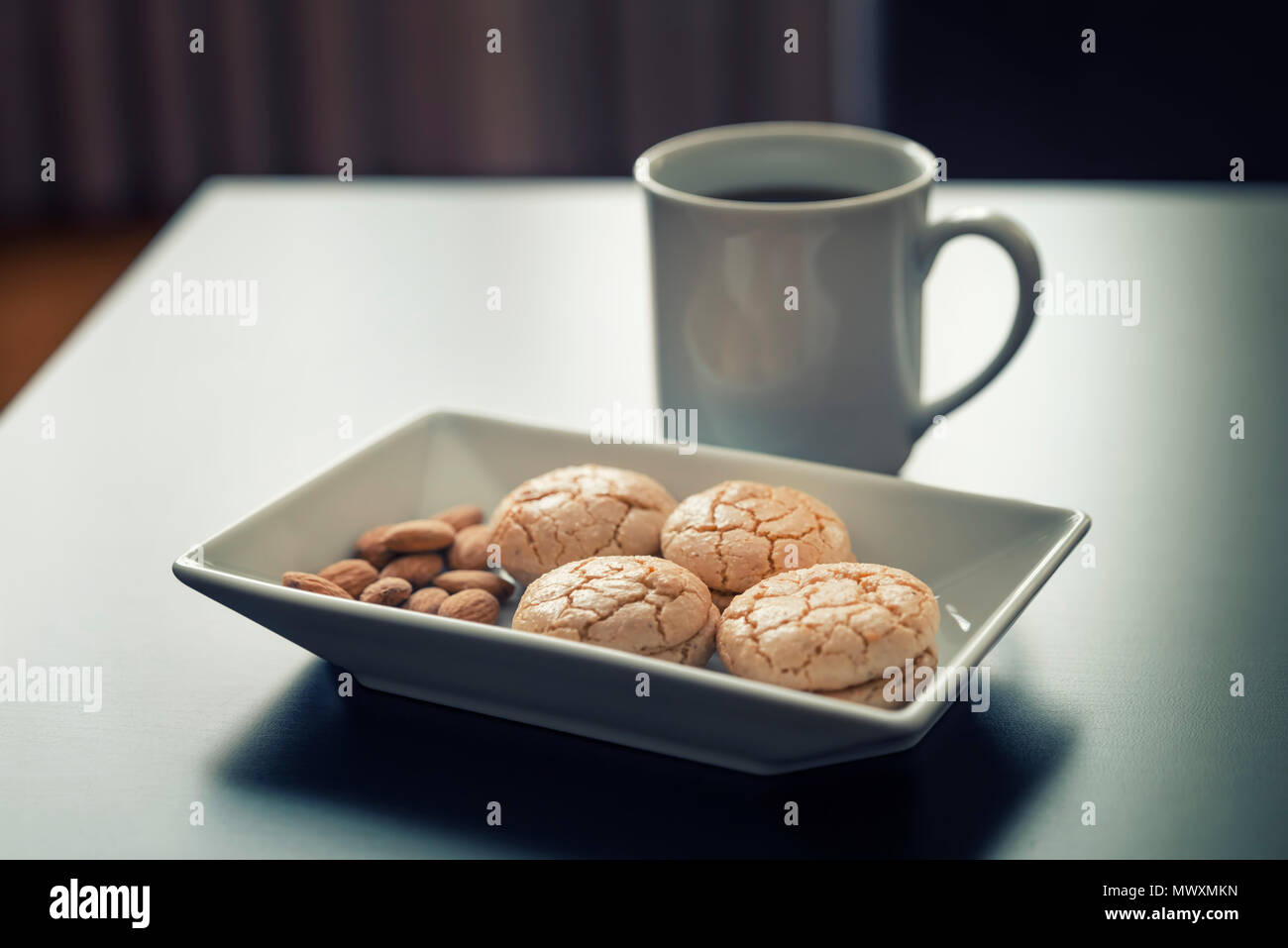 Almond Cookies und einer Tasse Kaffee Stockfoto
