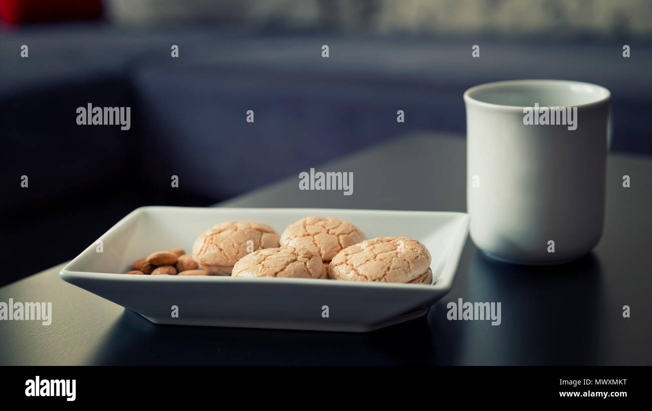 Almond Cookies und einer Tasse Kaffee Stockfoto