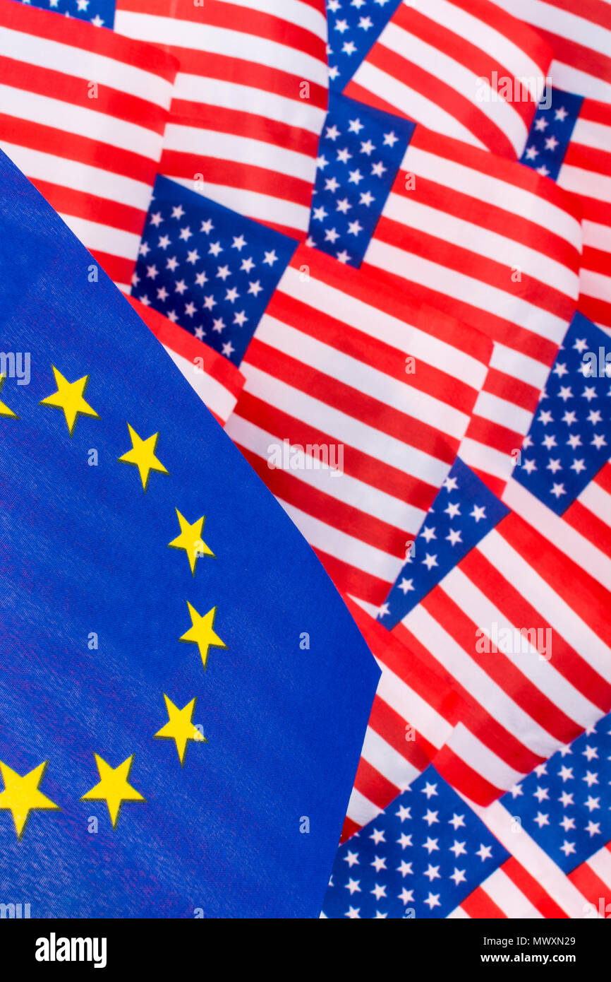 Stars and Stripes & EU-Flagge. Metapher Trump Handel Zölle auf EU-Einfuhren in die USA, Trump Stahltarife, US-EU-Handel, Krieg, US-EU-Handels die Barriere, die uns EU-Flaggen Stockfoto