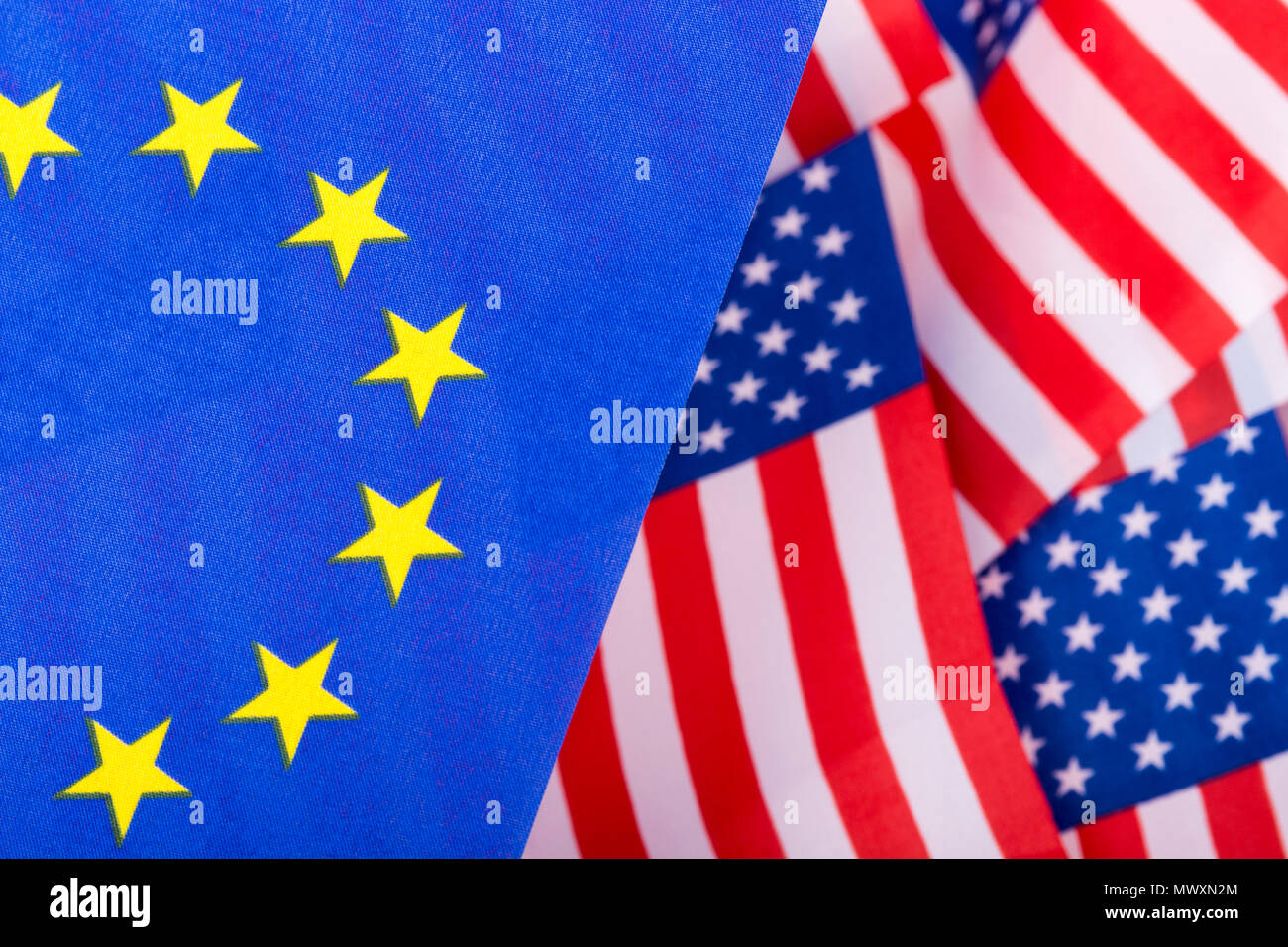 Stars and Stripes & EU-Flagge. Metapher Trump Handel Zölle auf EU-Einfuhren in die USA, Trump Stahltarife, US-EU-Handel, Krieg, US-EU-Handels die Barriere, die uns EU-Flaggen Stockfoto