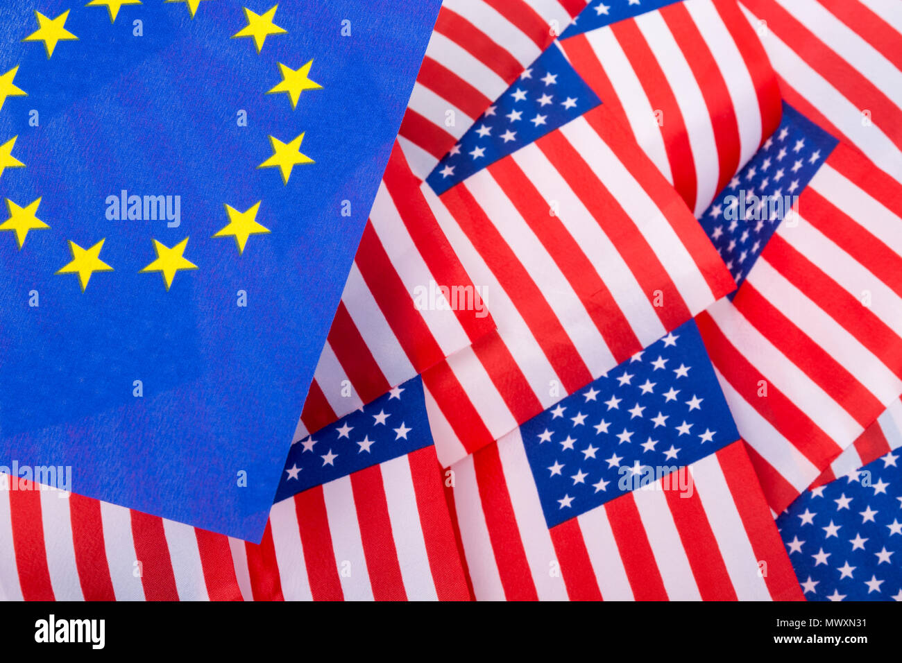 Sternenbanner Flagge & EU-Flagge. Metapher Trump Handel Zölle auf EU-Einfuhren in die USA, Trump Stahltarife, US-EU-Handel, Krieg, US-EU-Handel Barriere Stockfoto