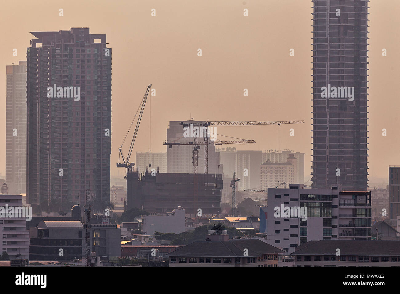 Hoher Turm Gebäude im Bau in Bangkok, Thailand Stockfoto