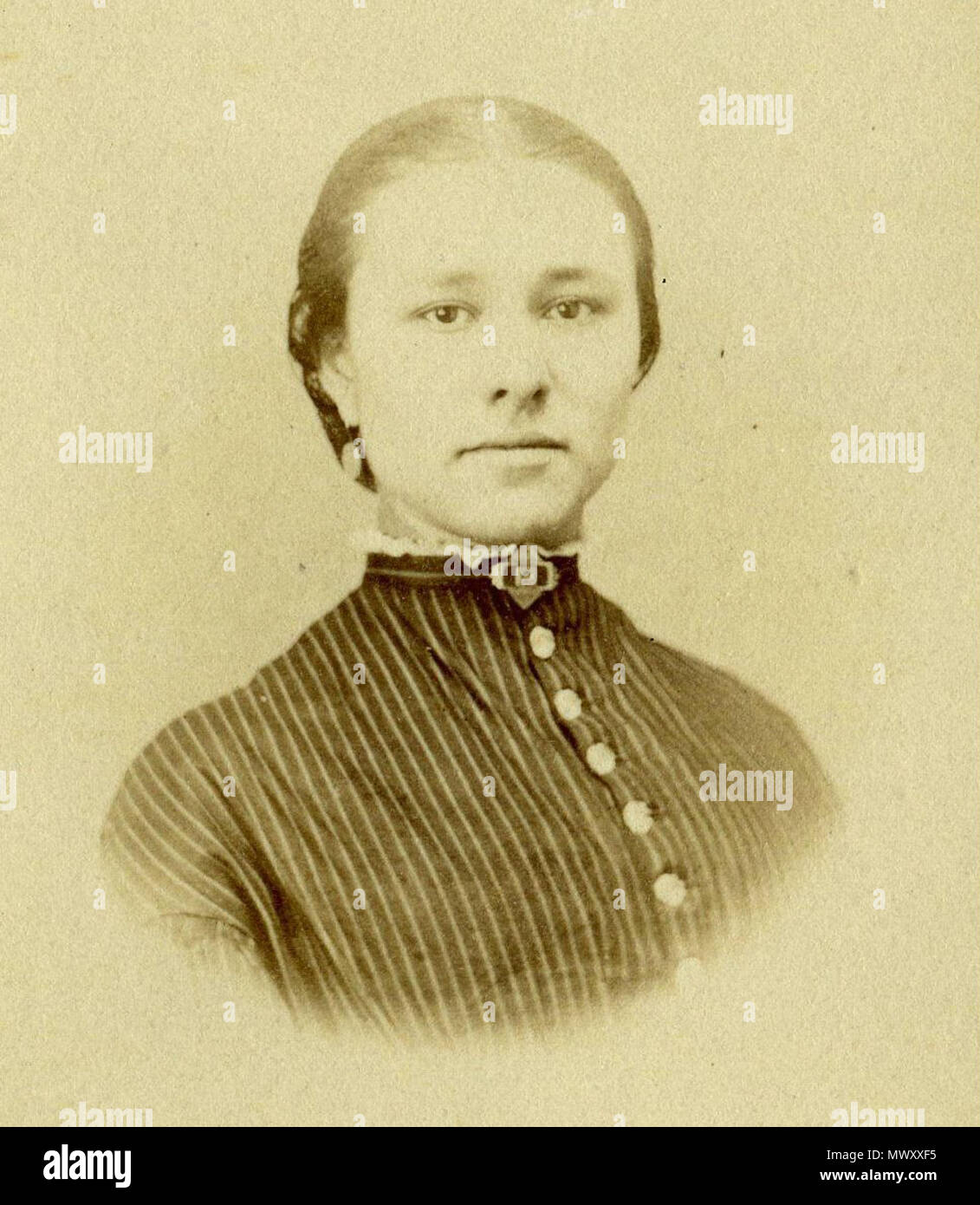 . 1860-1900 carte de visite Foto einer jungen Frau im gestreiften Kleid, von einem unbekannten britischen Fotografen. Der erste Upload ist eine unveröffentlichte des ursprünglichen CDV-Scan. Der zweite Laden ist für einen brauchbareren Zusammensetzung getrimmt, aber ansonsten unbearbeitet. Punkte des Interesses dieser CDV auf den ersten Blick unbedeutend erscheint, aber ein close-up zeigt Geschick des Fotografen und die Schönheit des Porträts. Die stacheligen Brosche am Hals wäre unangenehm werden, wenn sie senkte das Kinn nach unten zu schauen. Die Rückseite dieser Karte ist leer. . Zwischen 1860 und 1900. Unbekannt 622 Unbekannt CDV004 Stockfoto