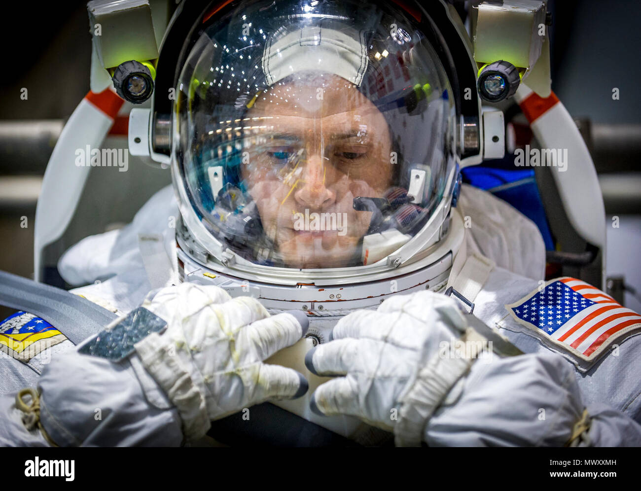 NASA-Astronaut Oberst Tyler N. 'Nick' Haag wartet in den Pool, die ein Modell der Internationalen Raumstation in Neutralstellung des Johnson Space Flight Center Buoyancy Laboratory für Extra Vehicular Activity Training in Houston, Tex, April 27, 2017 gesenkt werden. Stockfoto