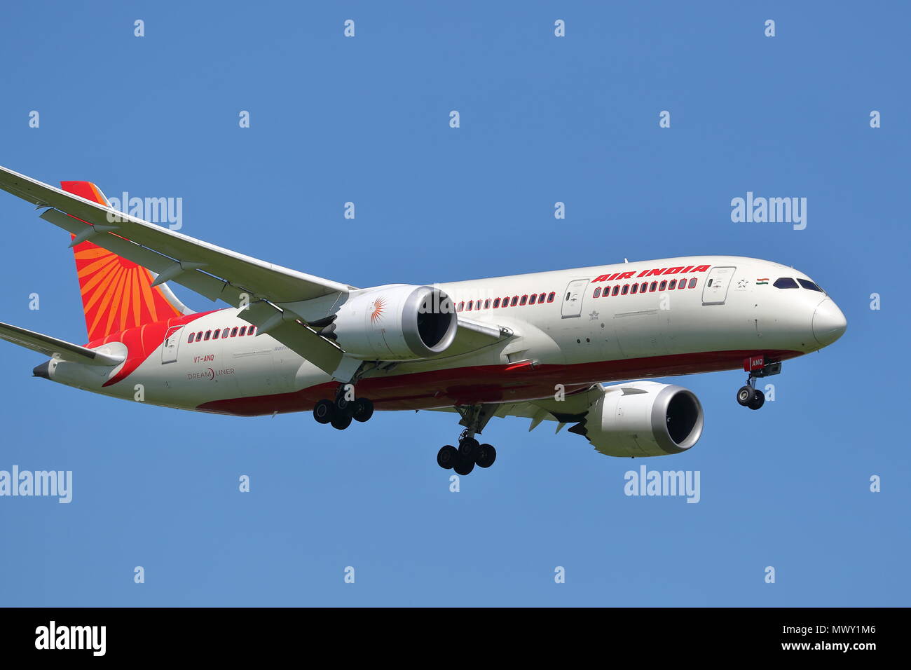 Air India Boeing 787 Dreamliner VT-ANQ Landung in London Heathrow Flughafen, Großbritannien Stockfoto