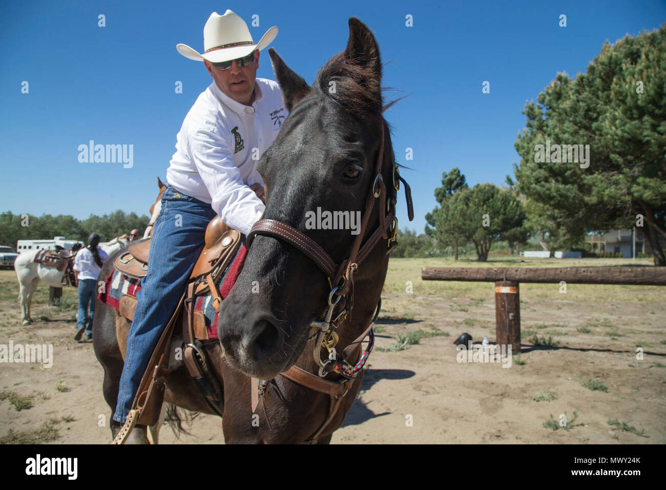Us Marine Corps Brig. Gen. Kevin J. Killea, Kommandierender General, Marines Installationen West, Marine Corps Base Camp Pendleton, gibt ein PEP-talk zu seinem Pferd zu Beginn der 25 km langen Trail ride feiert das 75-jährige Jubiläum der Camp Pendleton, 29. April 2017. Stockfoto